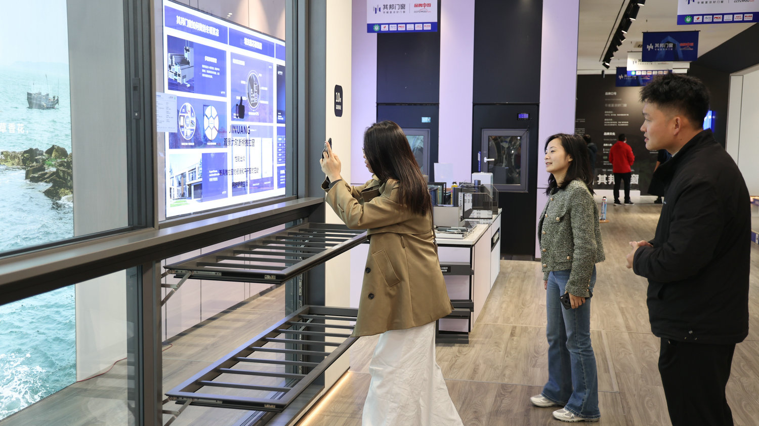 ▲其邦门窗新媒体中心主管陈小兰女士讲解《新媒体拍摄剪辑与文案制作》，学员们积极互动、认真实操