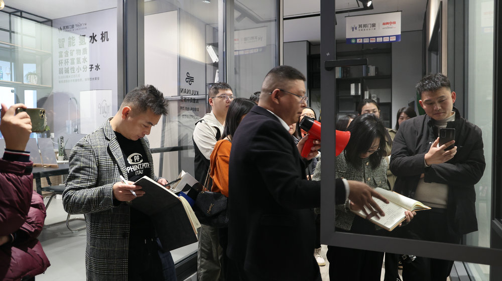 ▲其邦门窗运营总监贺占锋先生带领学员们在展厅实地学习产品知识