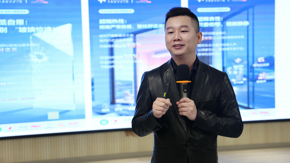 ▲其邦门窗营销总经理尧何中先生讲解《冬暖夏凉的产品差异化竞争及运用》