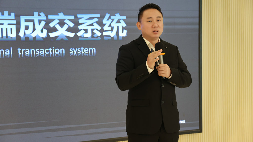 ▲其邦门窗商学院经理谷祥维先生讲解《品牌及产品核心优势》