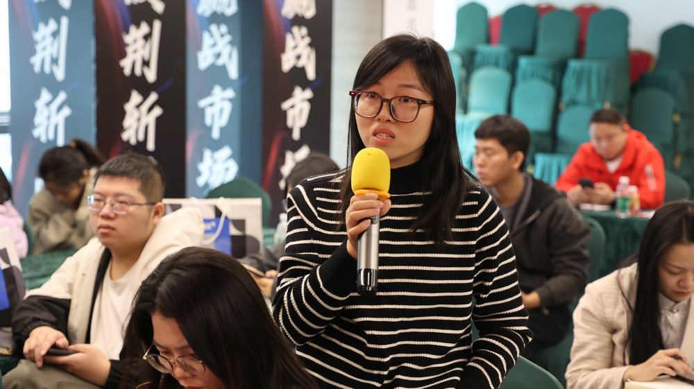 ▲其邦门窗新媒体中心主管陈小兰女士讲解《新媒体拍摄剪辑与文案制作》课上，学员们积极互动、认真实操