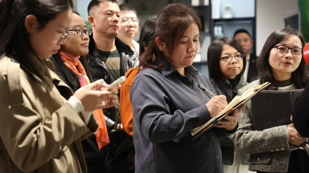 ▲其邦门窗运营总监贺占锋先生带领学员们在展厅实地学习产品知识